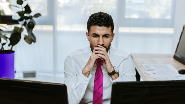 Structured notes: How can banks support investors in a zero-interest rate environment? Image of man looking at two computer screens