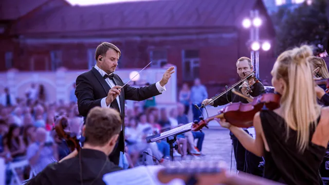 Image of conductor conducting an orchestra
