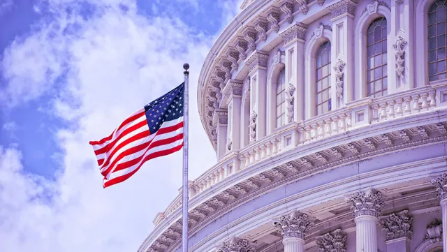 Image of the White House with the US flag