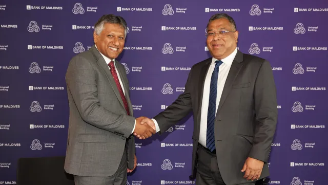 Narendra Mistry (CPO, UB, Finastra) and Mohamed Shareef (CEO and Managing Director, Bank of Maldives) shaking hands