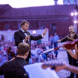 Image of conductor conducting an orchestra